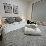 City Charm: Spacious 3-Bed With Garden Oasis