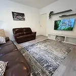 City Charm: Spacious 3-Bed With Garden Oasis