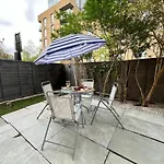 City Charm: Spacious 3-Bed With Garden Oasis