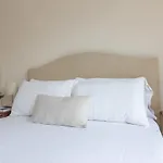 Bright & Spacious Top Floor Apartment In Chelsea