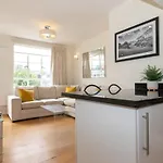 Bright & Spacious Top Floor Apartment In Chelsea