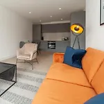 Modern 2 Bedroom Apartment In Wimbledon