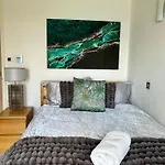 Luxury Apartment In Canary Wharf