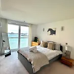 Luxury Apartment In Canary Wharf