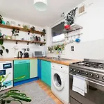 Cozy 1-Bedroom Oasis With Balcony In London\'S Heart