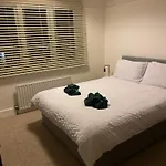 Spacious, Parkside 3.5Bed House, Great London Access!