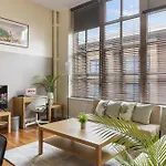 Parea Living - Spacious 3 Bed Flat, Canary Wharf Views With Parking