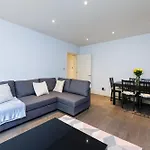 Spacious 2-Bed Flat / 10 Mins From The Centre