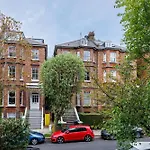 Spacious 2-Bed Flat / 10 Mins From The Centre