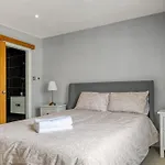 Modern 2 Bed 2 Bath Chelsea
