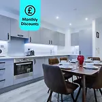 2 Bed 2 Bath Modern Apartment In East Acton