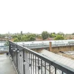 Family-Friendly 3-Bedroom Sojo Stay In London