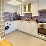 Newly Renovated 2Br Apartment In The Heart Of London