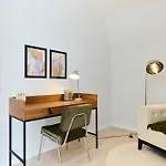 The Brondesbury Hideaway - Stylish 3Bdr Flat With Balcony & Parking