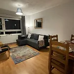 Cosy Flat For 4, Family Friendly, Private Parking, Close To Central London