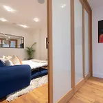 Soho Harmony Haven: Chic 2-Bed, 2-Bath Urban Retreat