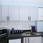 Rayan Heights Cosy 1 Bedroom Flat Sleeps 2 Perfect For Contractors Tourists Families - Free Parking