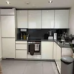 1 Bedroom Modern Flat In East London 15M To Bank & C Wharf