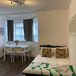 1-Bed Apartment In Central London - 2 Min Walk To Metro