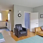 Comfortable Waterloo Home Near Thames