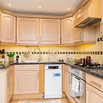 Battersea 2-Bedroom Top-Floor Apartment With Cozy Balcony