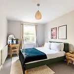 Lovely Bishops Park Flat