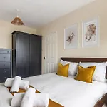 Parea Living - Cosy Flat With Skyline Views Beside Canary Wharf