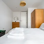 Guestready - Modern Terraced House In London