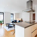 Serene Cityscape - 2Br Luxury Westminster Apartment