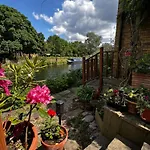 Amazing Location - City Of London- 2 Bedroom Stunning Canal View House With Private Garden,Parking & Balcony
