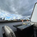 Battersea 2-Bedroom Top-Floor Apartment With Cozy Balcony