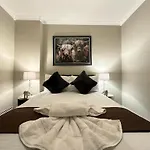 Central London Three Bedroom Apartment