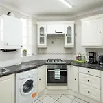 Private Double Room Shared Bathroom Near City Centre