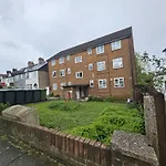 Newly Decorated 2 Bedroom Flat In South East London