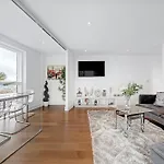 Modern Two Bed Serviced Accommodation In London Canary Wharf - Perfect For Long Stay, Business, Leisure And Relocations