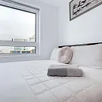 Modern Two Bed Serviced Accommodation In London Canary Wharf - Perfect For Long Stay, Business, Leisure And Relocations