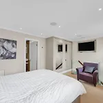 3-Bed Grand Triplex In Westminster