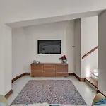 3-Bed Grand Triplex In Westminster