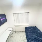 The Royal Boutique Regent Lodge By London , Sleep 8