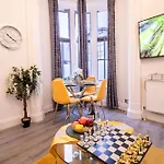 Spacious 3-Bedroom Residence In Exclusive Mayfair 7Gc