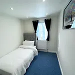 Newly Renovated Bedrooms Near Train And Bus Station