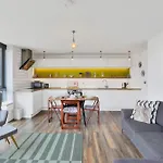 Canal-Side 2Bedroom With Balcony - 5Min To Canary Wharf