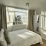 Leafy Sanctuary In Putney