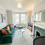 Stylish 1-Bed Flat In Willesden With Private Patio