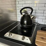 Cosy High Street Apartment 30 Seconds From Station