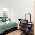 Spacious London Retreat 2 Bedroom 5 Guests