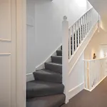 Charming 3Bedroom Apartment In London