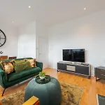 Charming 3Bedroom Apartment In London