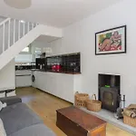 Modern 3 Bedroom Apartment in Brixton