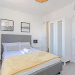Lovely 4 Bedroom House With Garden Near Waterloo